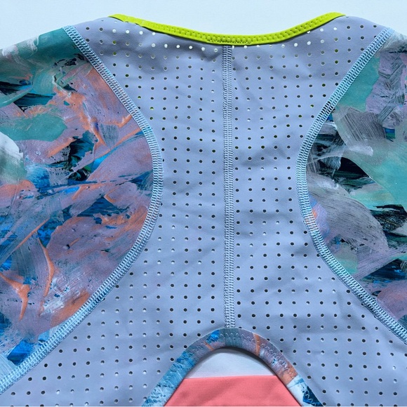 Lululemon Paddle Crop Top Womens Size 2 Reversible Mesh Warpstreme White/Silver - Picture 12 of 16